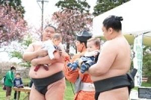 牧場で泣き相撲大会
