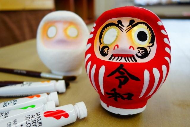 だるまの絵付け体験～新元号「令和だるま」も作れる！