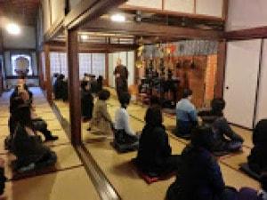 草薙龍瞬「心を洗う座禅会」神楽坂（8月）