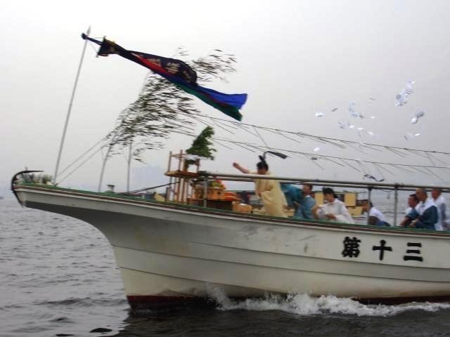 鳥越神社　水上祭形代流し