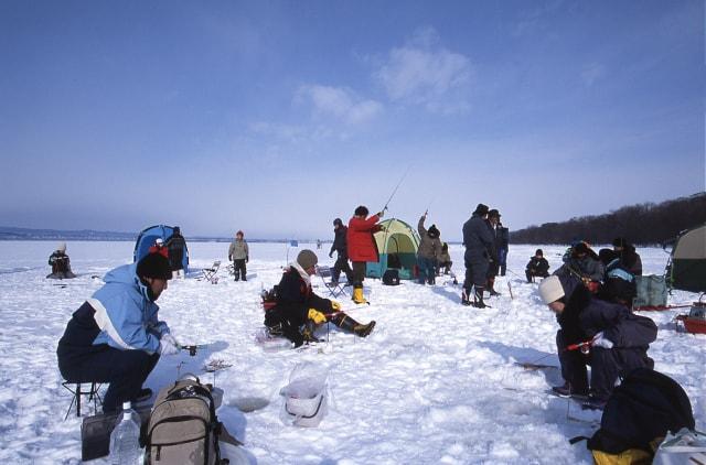 女満別湖畔「氷上わかさぎ釣り」