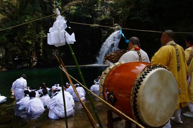 春の赤目四十八滝滝まいり