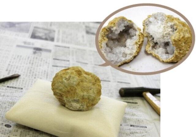 ジオード割り体験　石の中からキラキラ水晶