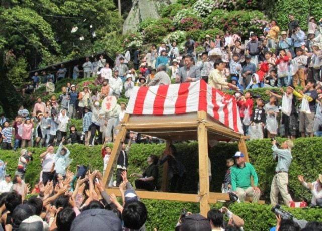 立神社　春まつり・餅投げ