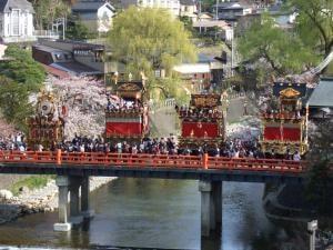 春の高山祭