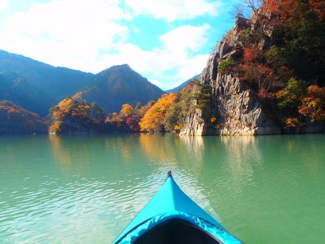 秋の紅葉レイクカヤック旅　関東 群馬埼玉県境 かんな湖 紅葉穴場カヌー　ロングツーリング