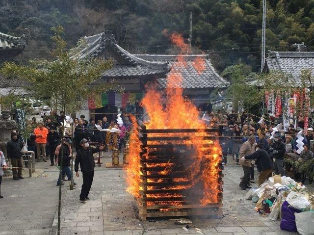 岩屋寺 大祭 左義長 お焚きあげ