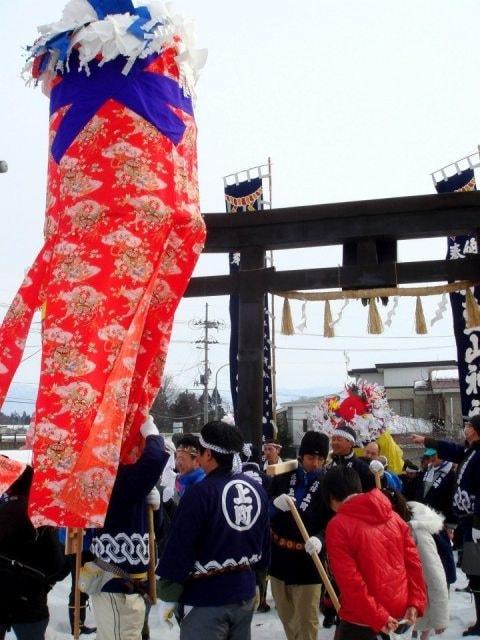 川を渡る梵天奉納祭