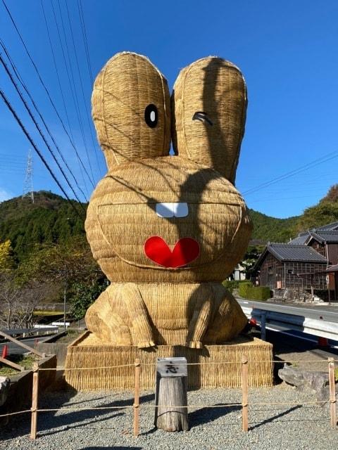 稲わらのモニュメント「鳳凰」