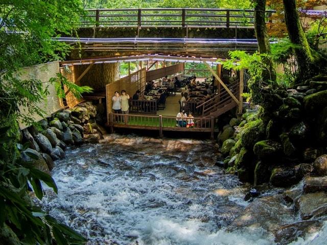 にしめら川床