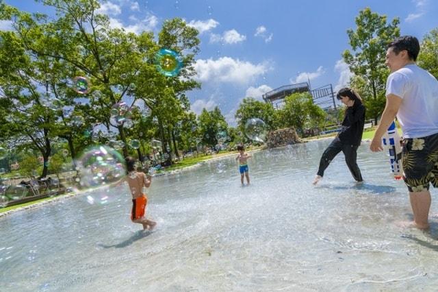 ブルーメの丘「じゃぶじゃぶ池」で水あそび