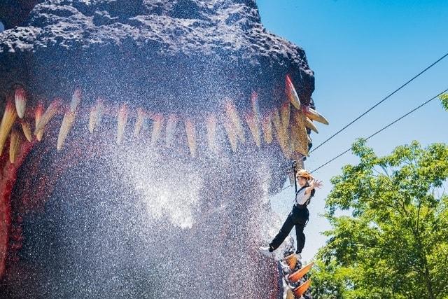 「ゴジラ迎撃作戦」でびしょ濡れ爽快ジップライン『スプラッシュゴジラ2025』