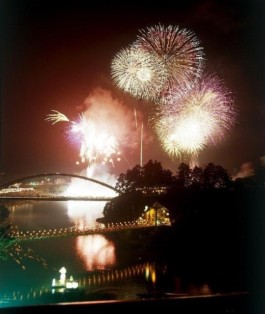 霊まつり　流灯花火大会
