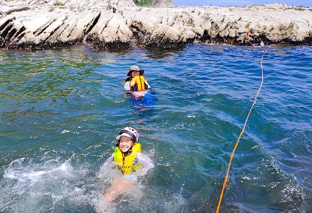 三浦の海で生き物探しと初泳ぎ