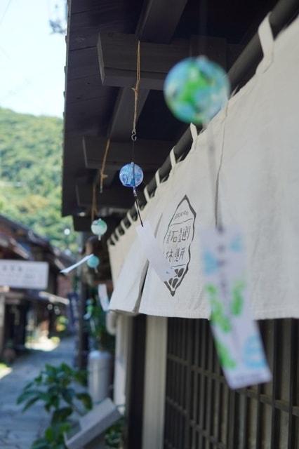 青石畳通り　風鈴の彩り