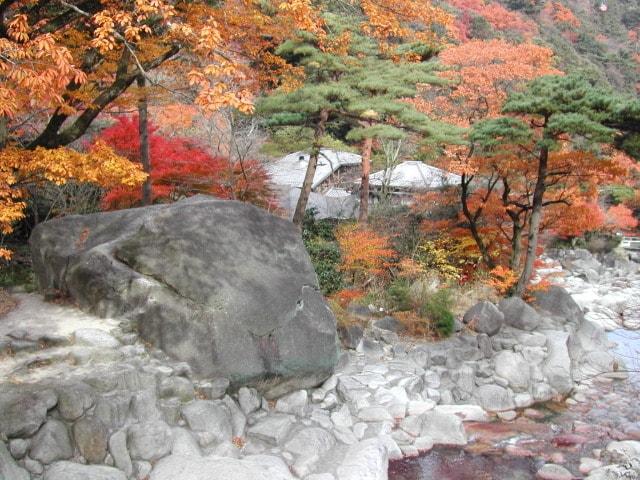 【紅葉・見ごろ】湯の山温泉大石公園