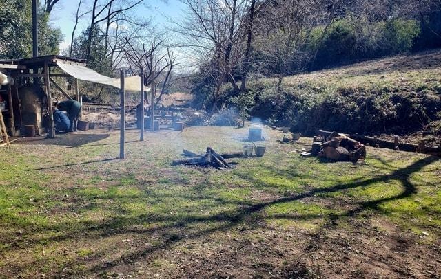 究極のセルフサービス・たき火カフェでのんびり