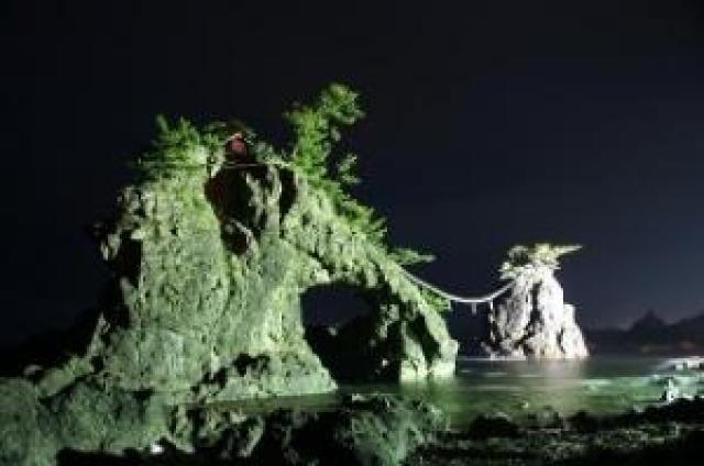 機具岩ライトアップ（冬季）