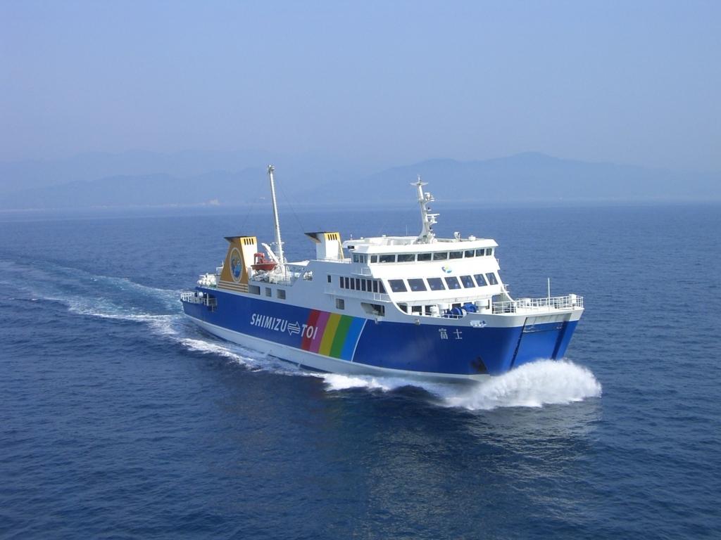 渋滞知らずでのんびり。船から夕日に映える富士山をみる旅に出かけよう