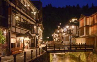 隈研吾デザインのモダンな外観　銀山温泉唯一の公衆浴場「しろがね湯」