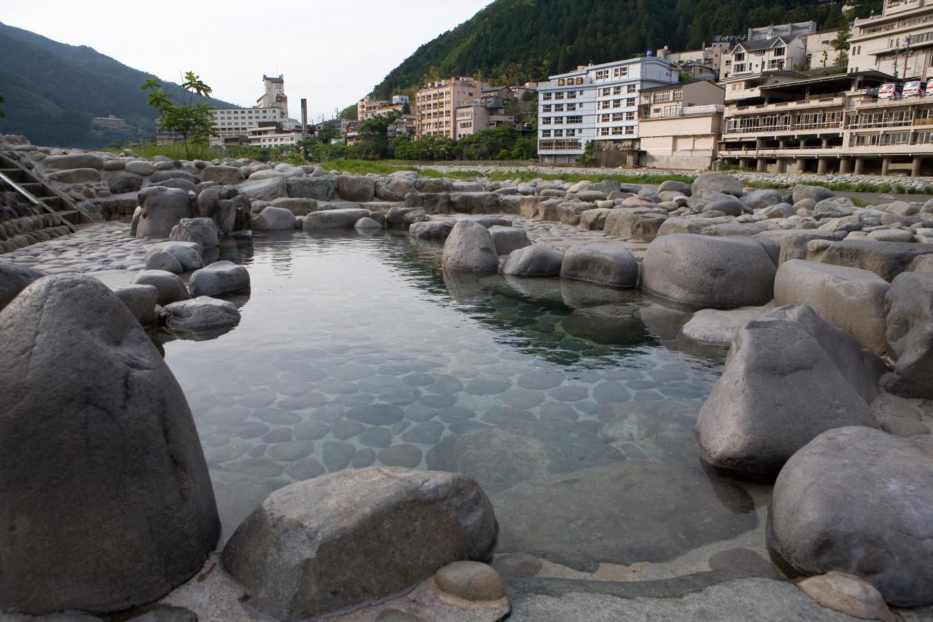 下呂温泉「噴泉池」で飛騨川のせせらぎを聞きながら入浴