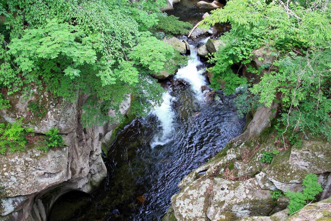 秋保温泉からすぐ！奇観が魅力の景勝地「磊々峡」