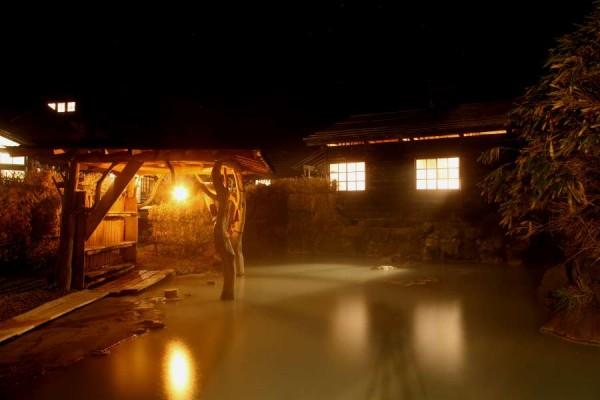 秋田の秘湯・乳頭温泉郷「鶴の湯温泉」で極上露天風呂を満喫