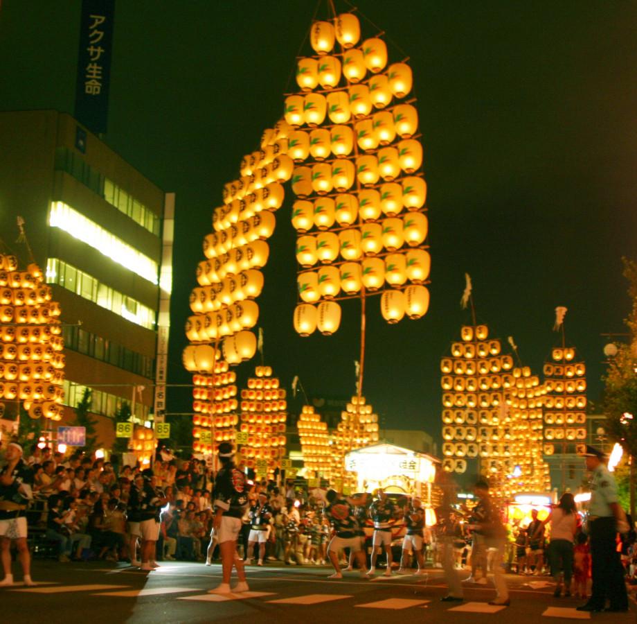 東北三大祭り・秋田「竿燈まつり」の迫力ある妙技に興奮！