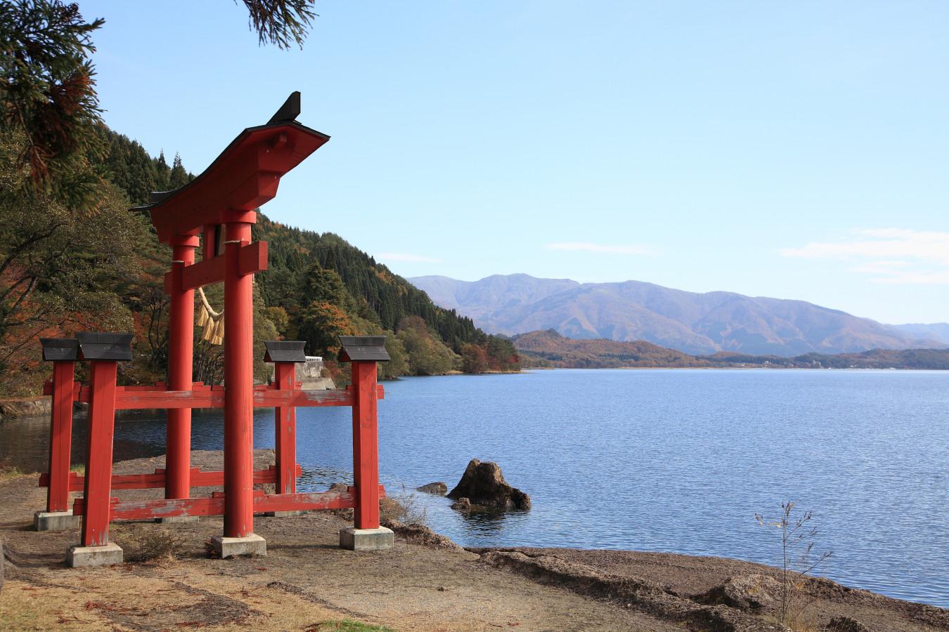 水深日本一の田沢湖に佇む「御座石神社」でパワー充電