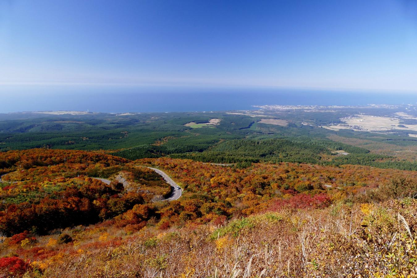 日本海と紅葉の絶景を堪能する！「鳥海ブルーライン」ドライブ